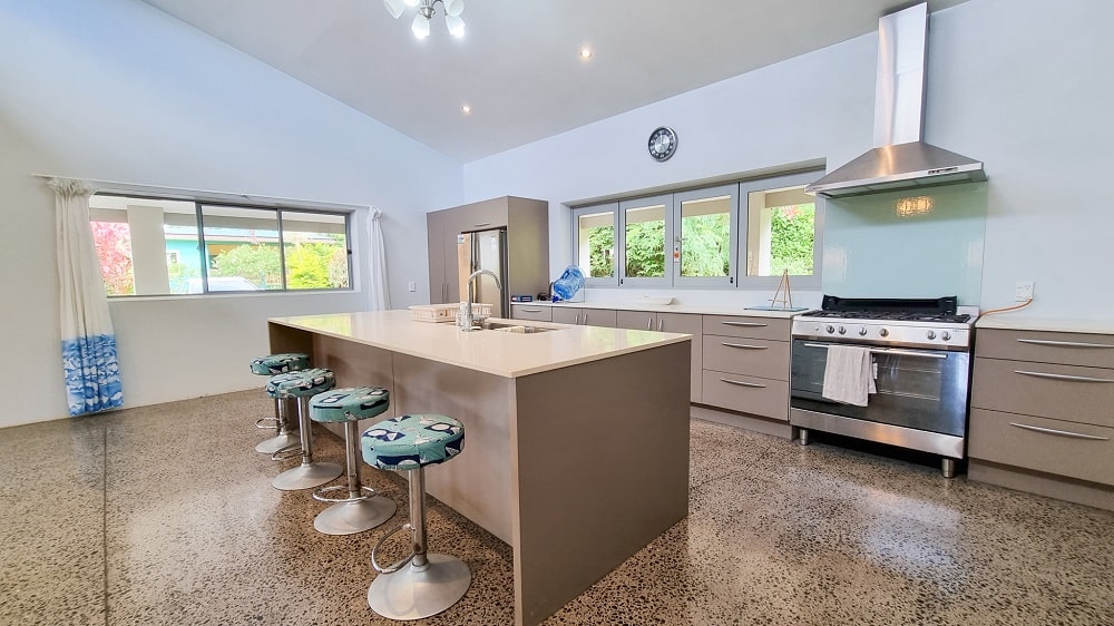 rental house kitchen bar